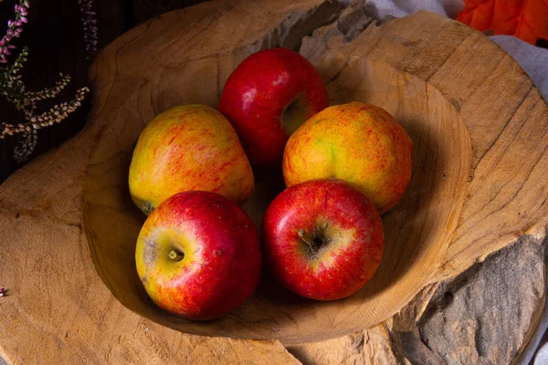 Pommes Fraîchement Cueillies Dans Bol Fruits — Photo