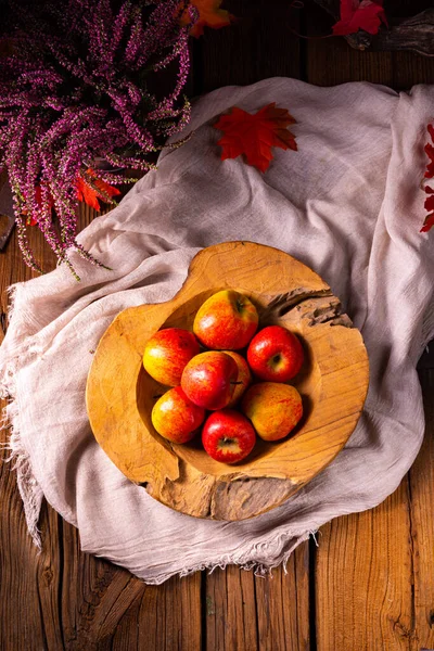 Čerstvě Sklizená Jablka Ovocné Míse — Stock fotografie