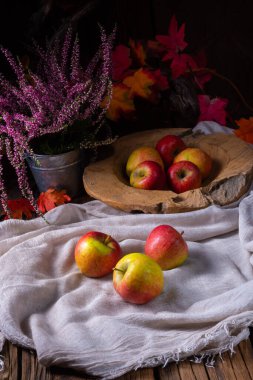 Meyve kasesinde taze toplanmış elmalar.