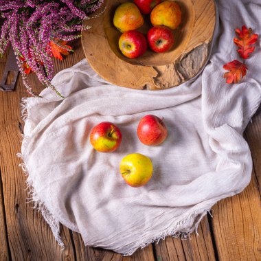 Meyve kasesinde taze toplanmış elmalar.