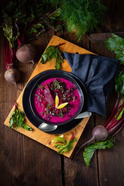 Dereotlu ve limonlu kırmızı borzcz