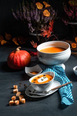 Hindistan cevizi sütlü balkabağı çorbası.