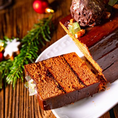 Noel zencefilli ekmeği reçelle dolu