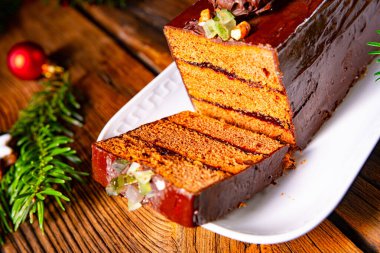 Noel zencefilli ekmeği reçelle dolu