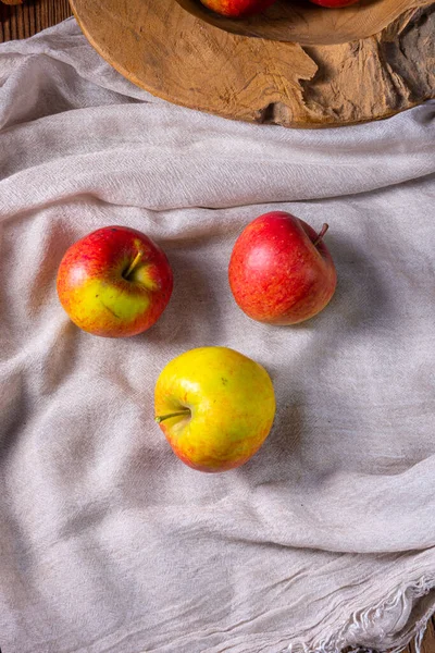 Frisch Gepflückte Äpfel Einer Obstschale — Stockfoto