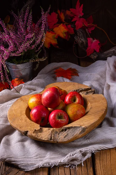 Meyve Kasesinde Taze Toplanmış Elmalar — Stok fotoğraf