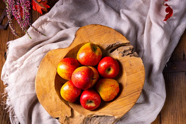 Pommes Fraîchement Cueillies Dans Bol Fruits — Photo