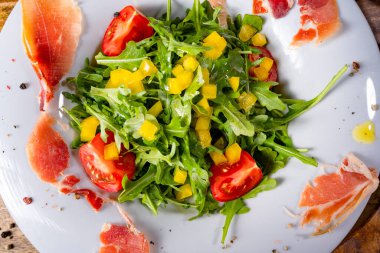 Kurutulmuş İspanyol jambonlu roket salatası.