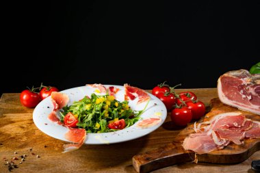 Kurutulmuş İspanyol jambonlu roket salatası.