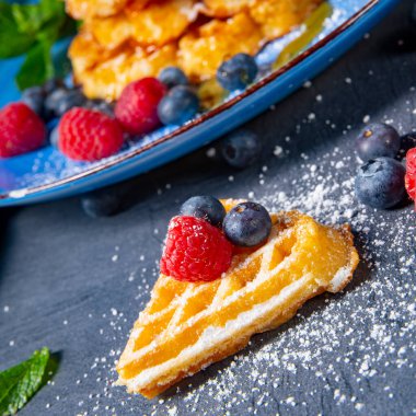 Ahududu ve yaban mersinli basit tatlı waffle.