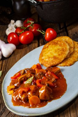 Patatesli gözleme ile Macar kebabı.