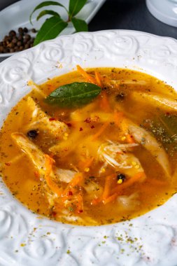 Baharatlı istiridye çorbası ve tavuk.