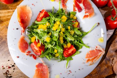 Kurutulmuş İspanyol jambonlu roket salatası.