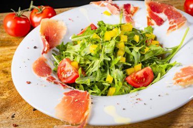 Kurutulmuş İspanyol jambonlu roket salatası.