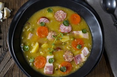 Domuz pastırması ve sosisli bezelye çorbası.