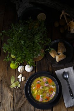 Domuz pastırması ve sosisli bezelye çorbası.