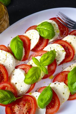 Mozzarella ve fesleğenli domates