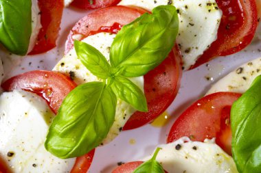 Mozzarella ve fesleğenli domates