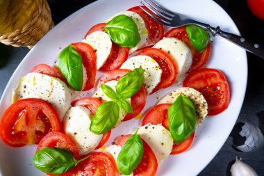 Mozzarella ve fesleğenli domates