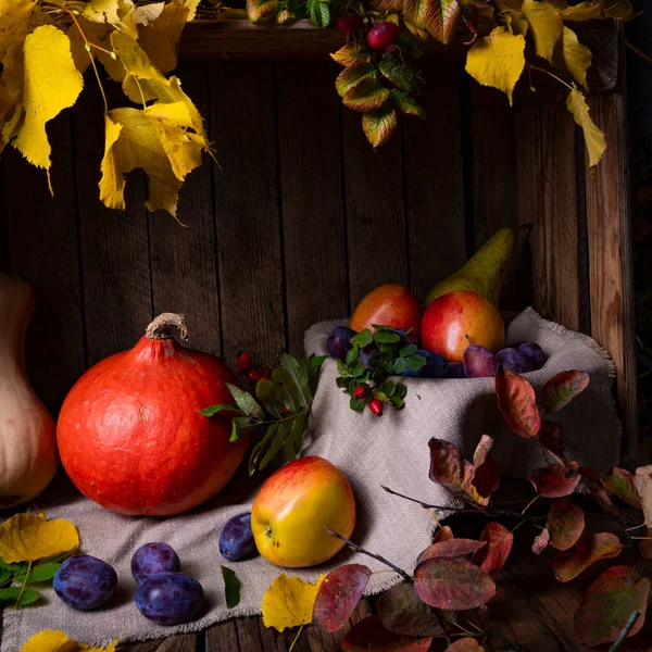 Varias Frutas Una Caja Madera Con Hojas Otoño —  Fotos de Stock