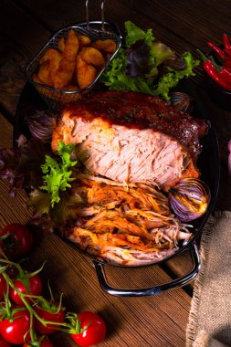 Fırından domuz eti çıkardım.