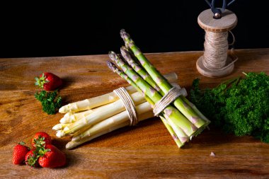 Masada yeşil ve beyaz kuşkonmaz