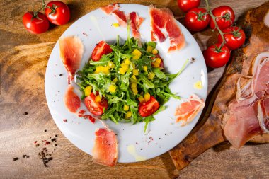 Kurutulmuş İspanyol jambonlu roket salatası.