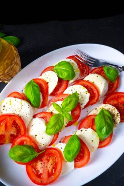 Mozzarella ve fesleğenli domates