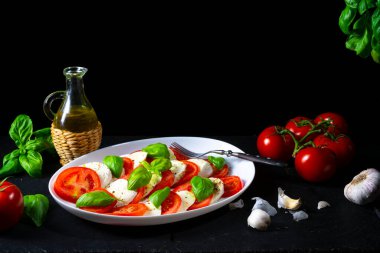 Mozzarella ve fesleğenli domates