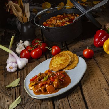 Patatesli gözleme ile Macar kebabı.