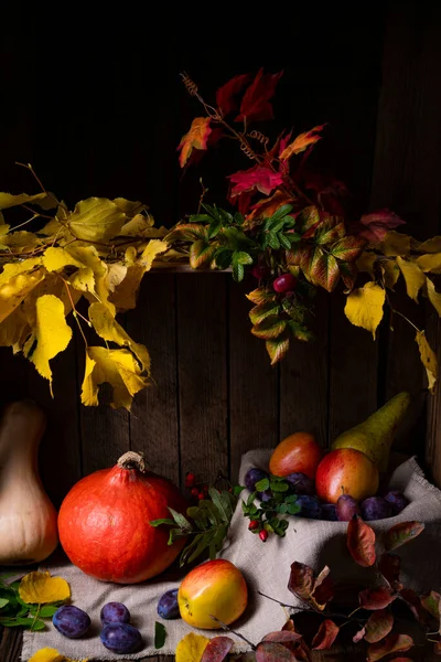 Различные Фрукты Деревянной Коробке Осенними Листьями — стоковое фото