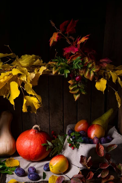 Olika Frukter Trälåda Med Höstlöv — Stockfoto