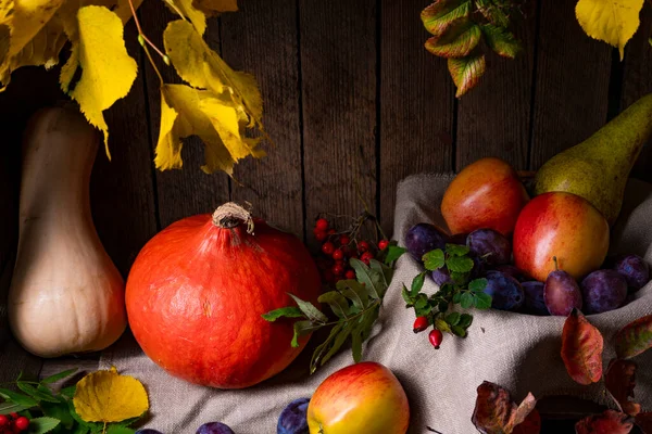 Különböző Gyümölcsök Egy Fadobozban Őszi Levelekkel — Stock Fotó