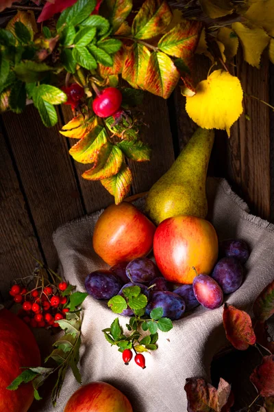 나무통에 과일들 — 스톡 사진