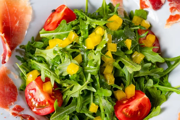 Kurutulmuş Spanyol Jambonlu Roket Salatası — Stok fotoğraf