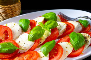 Mozzarella ve fesleğenli domates