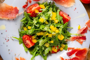 Kurutulmuş İspanyol jambonlu roket salatası.