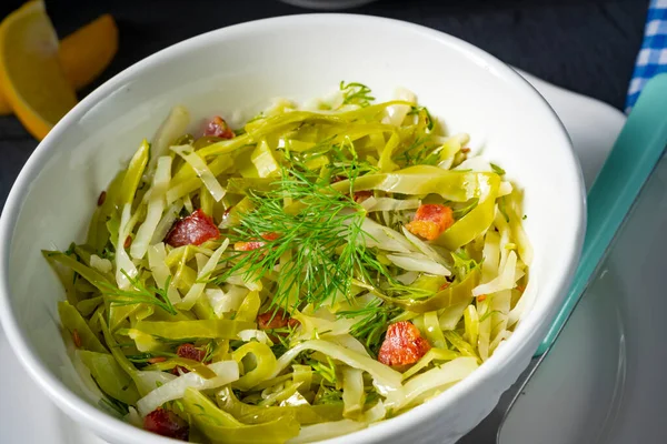 Weißkohl Mit Dill Und Speckwürfeln — Stockfoto