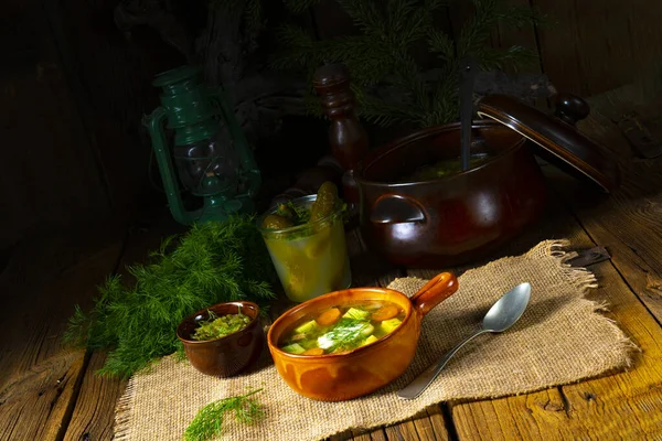 ポーランドの酸味のあるキュウリのスープとディル — ストック写真