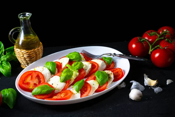 Tomate Con Mozzarella Albahaca —  Fotos de Stock