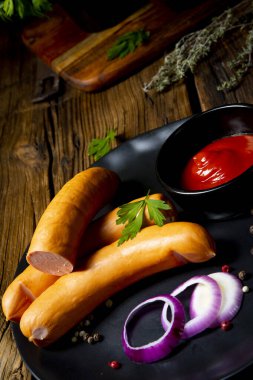 Lezzetli, sıcak jambonlu sosis.