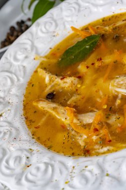 Arka planda pikante istiridye çorbası