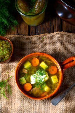 Polonya ekşi salatalık çorbası ve dereotu.