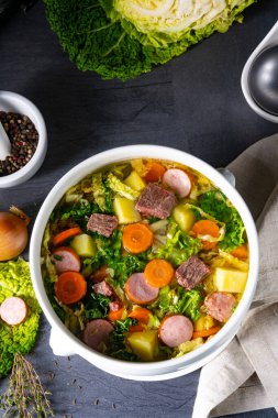 Beyaz vazoda lezzetli lahana çorbası.