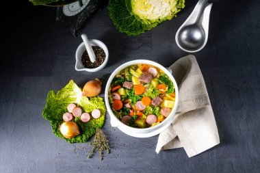 Beyaz vazoda lezzetli lahana çorbası.