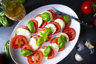 Mozzarella ve fesleğenli domates