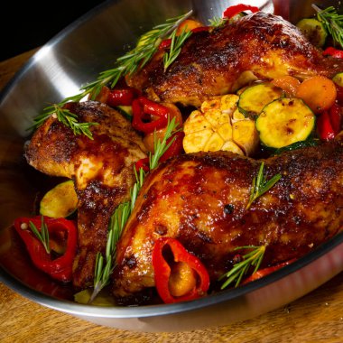 Çeşitli sebze ve baharatlarla kızarmış tavuk bacağı.