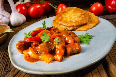 Patatesli gözleme ile baharatlı domuz güveci.