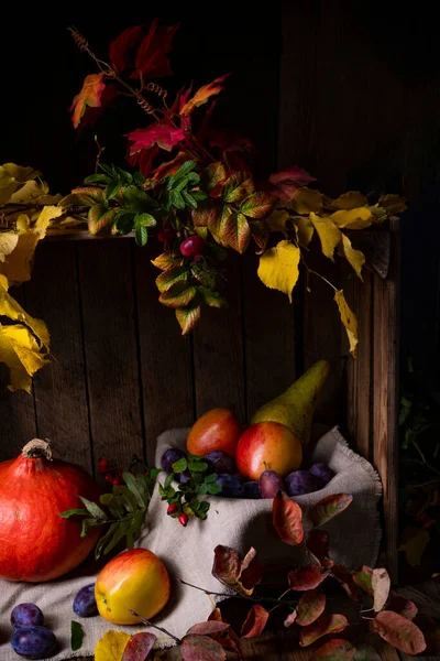 Różne Owoce Drewnianym Pudełku Jesiennymi Liśćmi — Zdjęcie stockowe