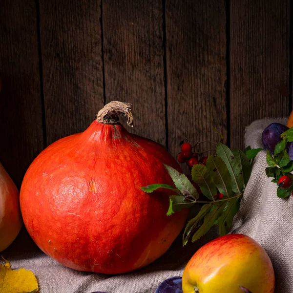 Különböző Gyümölcsök Egy Fadobozban Őszi Levelekkel — Stock Fotó
